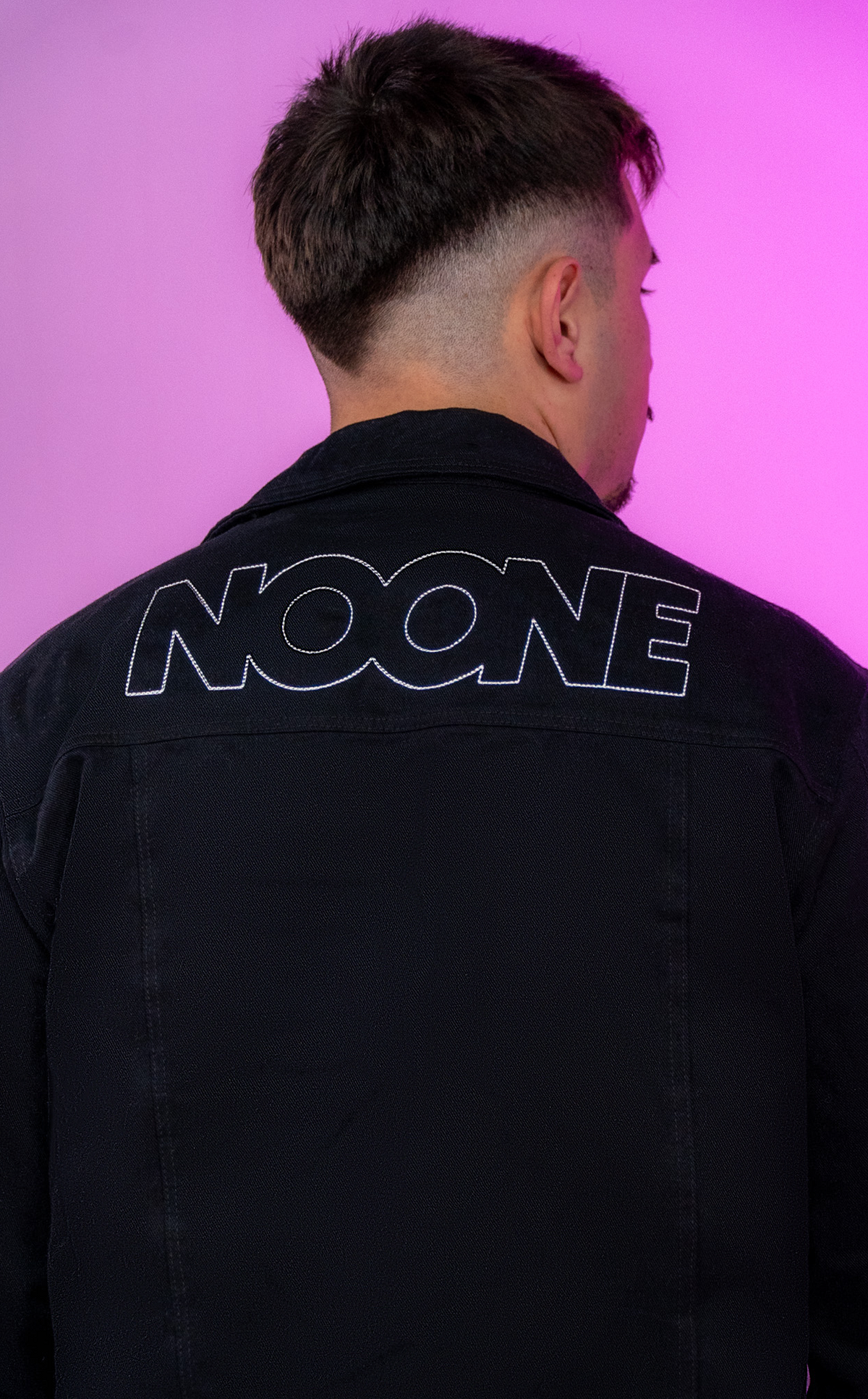 Detalhe bordado na parte de tras da jaqueta oversized preta streetwear marca No One